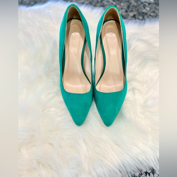 SOLD- Women’s Vibrant Green Suede Heels. Size 8 - Picture 3 of 9